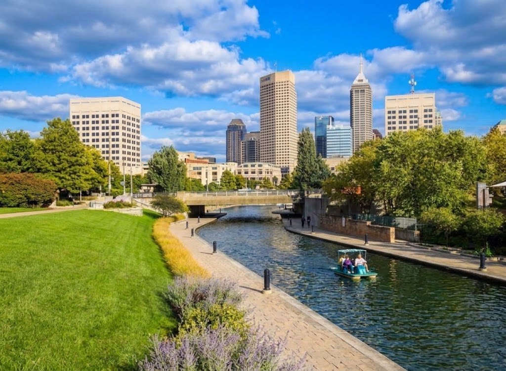 Central Canal and the downtown skyline in Indianapolis, Marion County